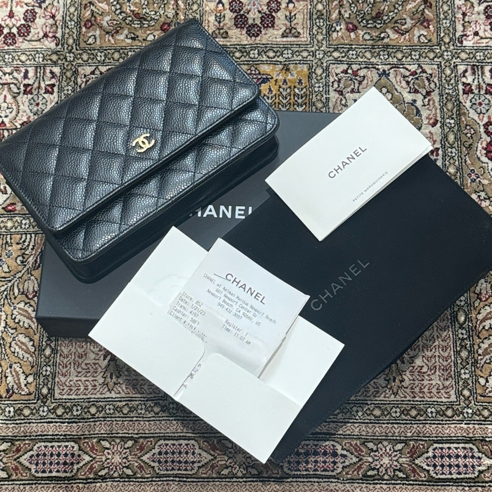 LIKE NEW AUTHENTIC CHANEL WALLET ON CHAIN